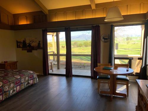 una camera con letto, tavolo e finestra di Ridgemark Golf Club and Resort a Hollister