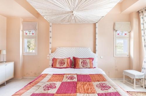 Tempat tidur dalam kamar di Artemis Villa near Athens airport