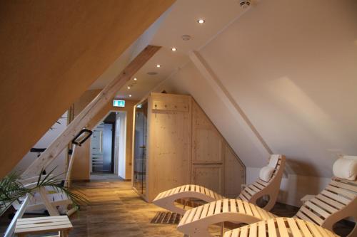 Habitación con escaleras, sillas y puerta de madera. en Landgasthof Gilsbach en Winterberg