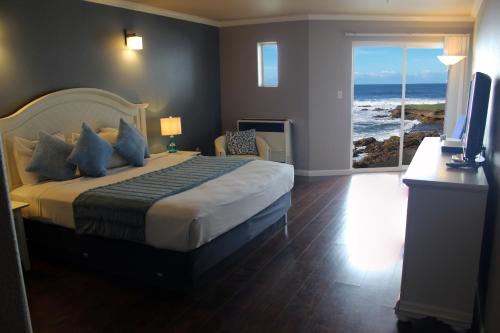 Tempat tidur dalam kamar di The Oceanfront Inn