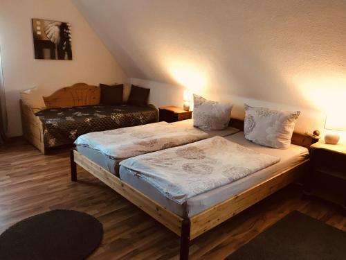 een slaapkamer met 2 bedden en een bank bij Ferienwohnung Reichelt in Neuwinsen