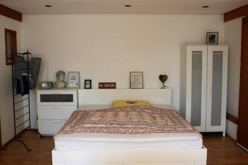מיטה או מיטות בחדר ב-Gemütliches großzügiges Apartment