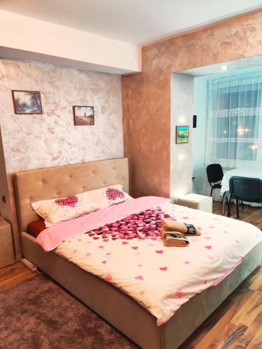 a bedroom with a bed with roses on it at Ultracentral Cathedral Apartament Timisoara in Timişoara