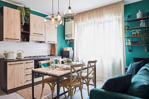una cucina e una sala da pranzo con tavolo e sedie di “Botanica” near Venice a Spinea
