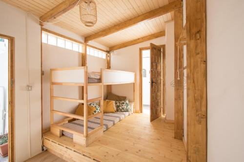 מיטה או מיטות קומותיים בחדר ב-Casa Calma Yoga Guesthouse