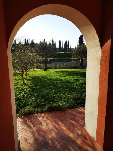 an archway in a building with a view of a park at B&B Luna Nuova in Sarzana