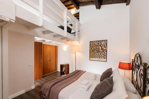 een slaapkamer met een groot bed en een trap bij Saint Caterina House - Campo de' Fiori in Rome