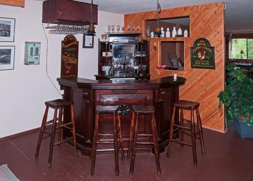
The lounge or bar area at Ruth Lake Lodge Resort
