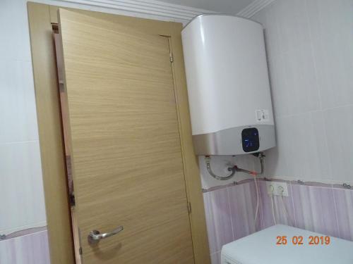 uma casa de banho com uma porta e uma luz por cima de um WC em Estudio Plazamar em Torre del Mar
