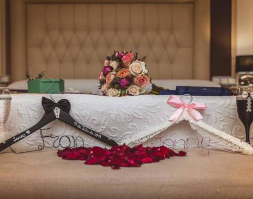 a table with a wedding dress and a bouquet of flowers at Hotel Restaurante Boabdil in Otura