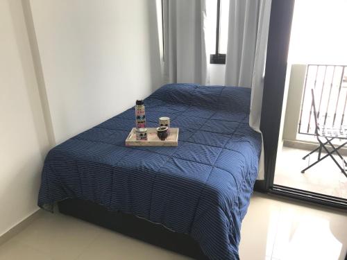 Bett in einem Zimmer mit blauer Decke in der Unterkunft Microcentro Bebo home in Buenos Aires