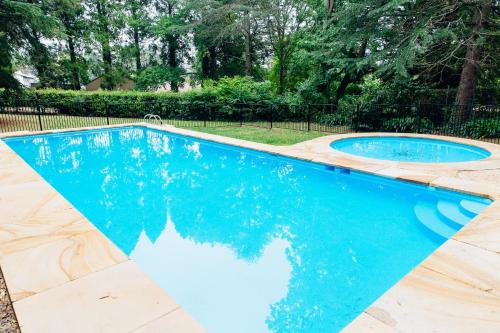 zwei Pools mit blauem Wasser im Hof in der Unterkunft Bundanoon Hotel in Bundanoon