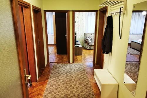 a hallway with a door open to a living room at Apartman Škudar in Bjelovar