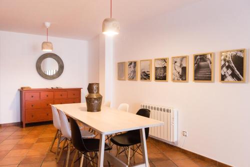 uma sala de jantar com mesa e cadeiras em Apartamento La Sabina em Mora de Rubielos