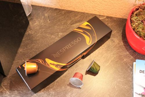 une boîte avec une bougie sur une table dans l'établissement Deluxe Ski and Summer Apartment, Parking and WiFi, à Bourg-Saint-Maurice