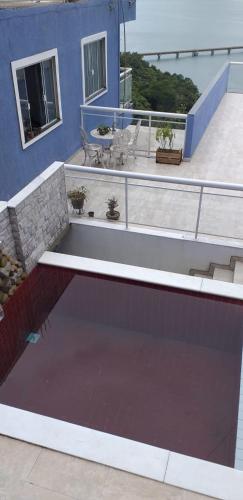 a swimming pool on top of a building at Pousada Alto de Junqueira in Mangaratiba