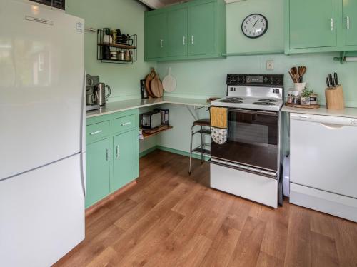 Η κουζίνα ή μικρή κουζίνα στο Kingfisher's Perch - Takamatua Holiday Home