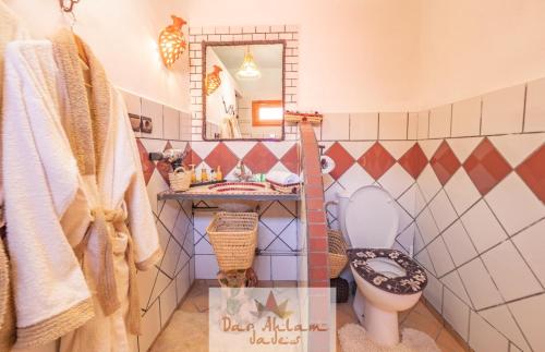 Un baño de Dar Ahlam Dades Hotel