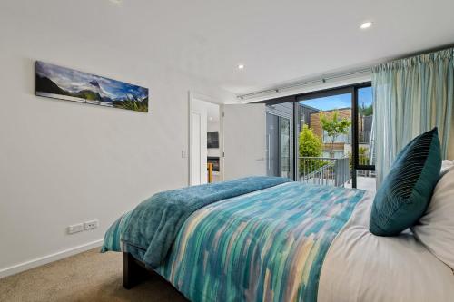 Postel nebo postele na pokoji v ubytování Queenstown Lake Views - Upstairs Apartment