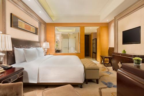 Giường trong phòng chung tại Wanda Realm Harbin Hotel