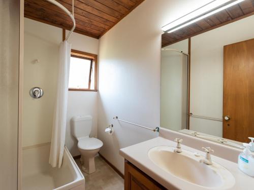 Ett badrum på Te Maiki Escape - Russell Holiday Home