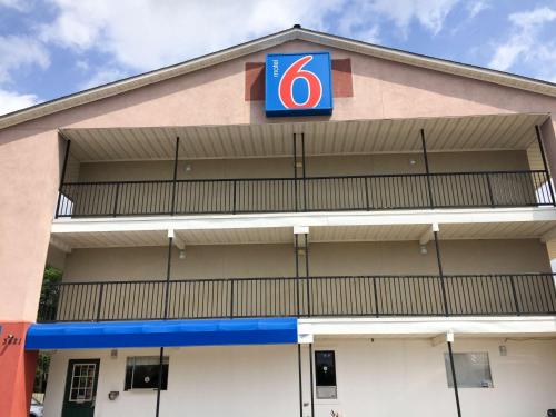 a sign on the front of a building at Motel 6-Augusta, GA - Fort Gordon in Augusta