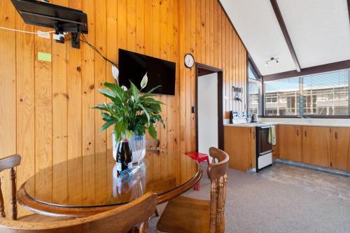 a room with a table with a potted plant on it at Downtown Mountview - Mt Maunganui Holiday Home in Mount Maunganui