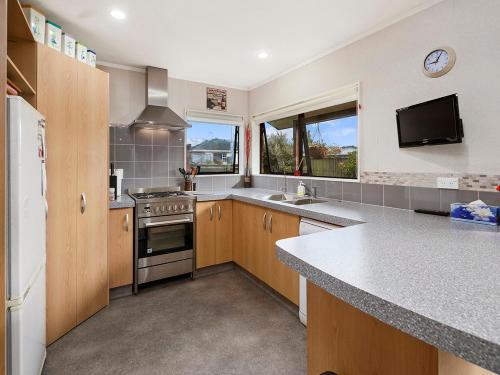 A kitchen or kitchenette at Lakewood Lodge with WiFi - Taupo Holiday Home