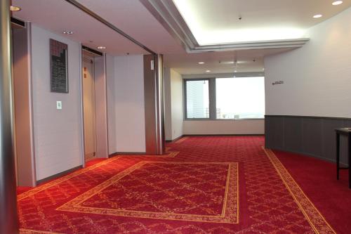 an empty hallway with a red rug on the floor at The Gran Resort Princess Arima in Kobe