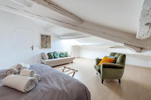 sypialnia z łóżkiem, 2 krzesłami i kanapą w obiekcie IREX Trevi Fountain private Penthouse w Rzymie