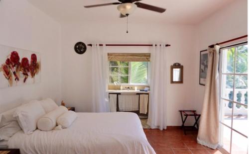 Tempat tidur dalam kamar di Baoba Breeze Bed & Breakfast- beachfront paradise