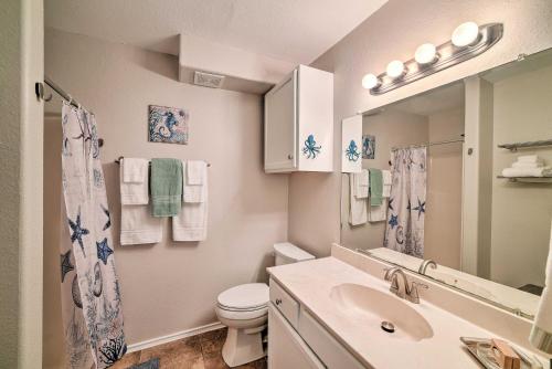 a bathroom with a toilet and a sink at Corpus Christi Condo with Pool Access, Walk to Beach in Corpus Christi