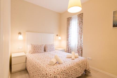 マラガにあるAlferez I by ELE Apartmentsのベッドルーム1室(白い枕2つ付きのベッド1台付)