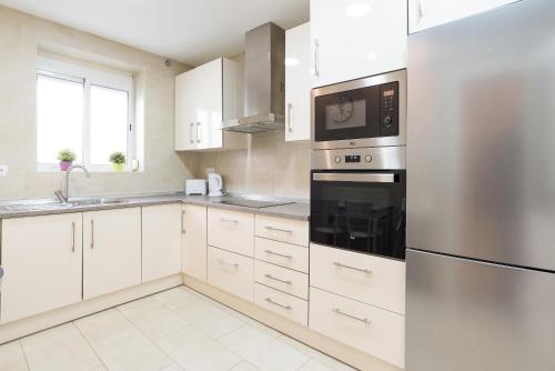 Kuchyňa alebo kuchynka v ubytovaní Alferez I by ELE Apartments