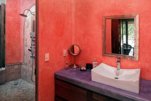 Ένα μπάνιο στο Villa Kiwi. Huge Pool, Steps To Town n Beach. 6 plus BRM 7.5 BTH 3 KCN