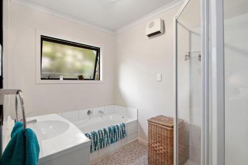 Koupelna v ubytování Hillside Hideaway - Kaiteriteri Holiday Home