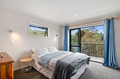 Postel nebo postele na pokoji v ubytování Hillside Hideaway - Kaiteriteri Holiday Home