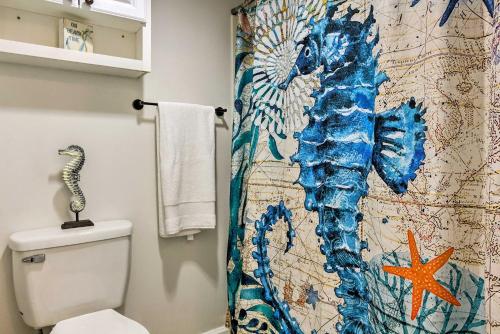 Ένα μπάνιο στο Snowbirds Retreat Walkable Destin Condo with View!