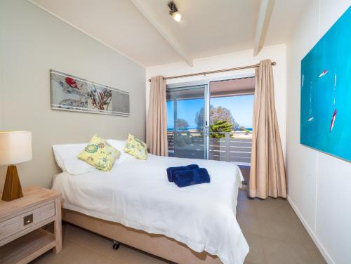 a bedroom with a bed and a window at Seaview Getaway in Dunbogan