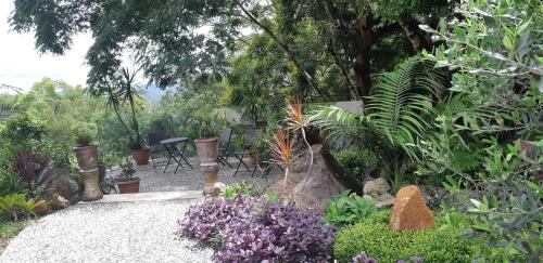Κήπος έξω από το Mapleton Peaceful Provence BnB