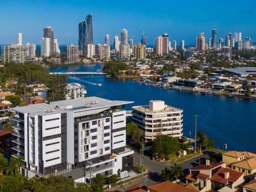 ゴールドコーストにあるPeninsular Gold Coastの川と建物のある街の空中風景