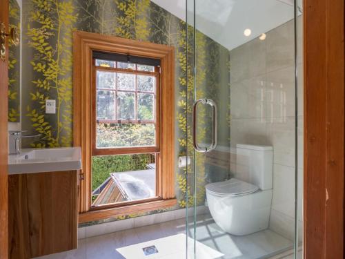 Ett badrum på McAlister House - Queenstown Holiday Home