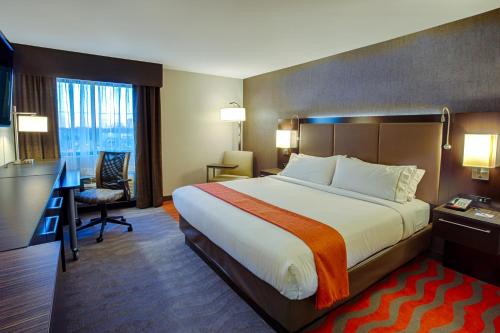 מיטה או מיטות בחדר ב-Holiday Inn Express Baltimore West - Catonsville, an IHG Hotel