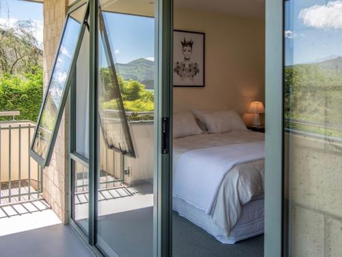 Gallery image of Rue Noyer Lookout - Akaroa Holiday Home in Akaroa