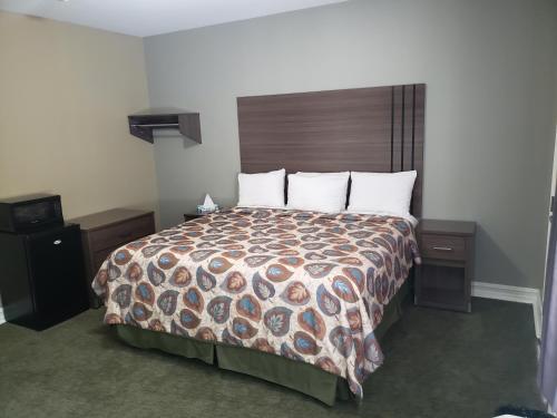 a hotel room with a large bed with a comforter at Hotel Portlight in Wilmington