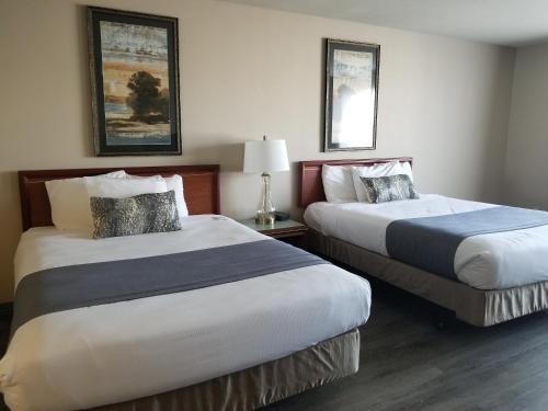 Postel nebo postele na pokoji v ubytování Shilo Inn Suites Salem