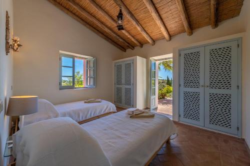 Postel nebo postele na pokoji v ubytování Morro dos Anjos - authentic farmhouse with a view just 3km from Olhao