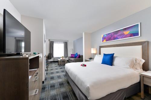 Holiday Inn Express & Suites San Diego - Mission Valley, an IHG Hotel Image