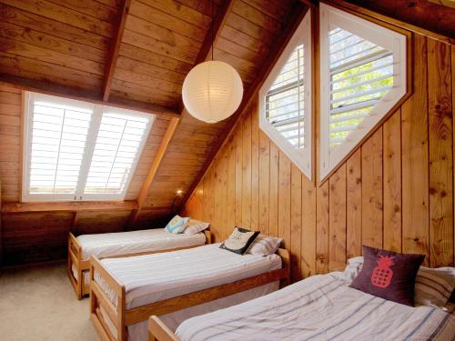 Ένα ή περισσότερα κρεβάτια σε δωμάτιο στο Ti Kouka Chalet - Ohakune Holiday Home