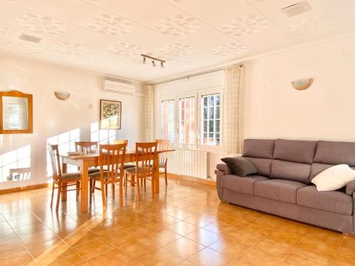 羅薩斯的住宿－Chalet Port de Roses，客厅配有桌子和沙发